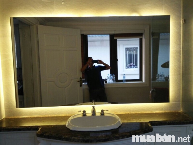 Gương đèn LED làm tăng thêm độ sáng và phong cách mới lạ cho không gian phòng tắm