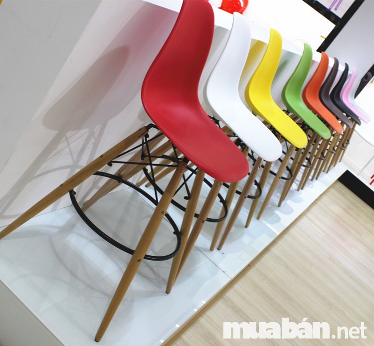 Đơn giản, màu sắc, đầy kiểu dáng là những từ dùng để miêu tả các ghế dùng chất liệu nhựa