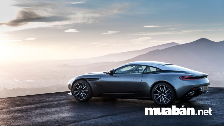Aston Martin DB11 vận hành mạnh mẽ, tích hợp nhiều thiết kế sang trọng.