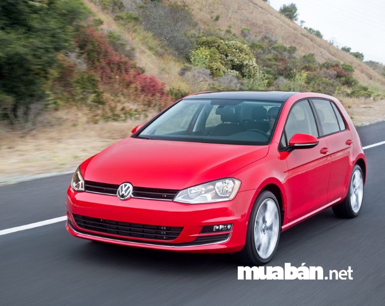 Volkswagen Golf tích hợp cảm biến radar, giúp giảm tốc độ tránh va chạm giúp an toàn khi lái xe.