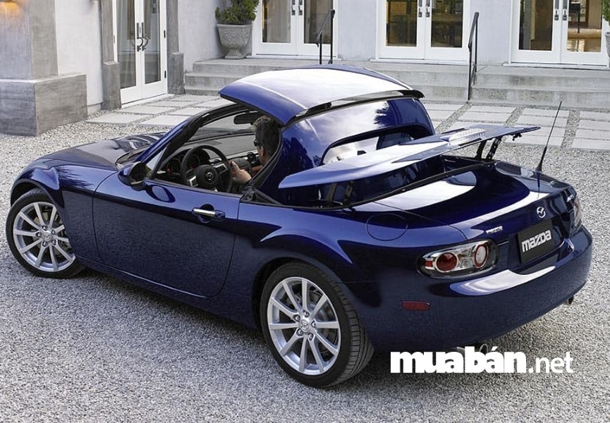Mazda MX-5 Miata phong cách thể thao, tốc độ không quá nhanh, an toàn.