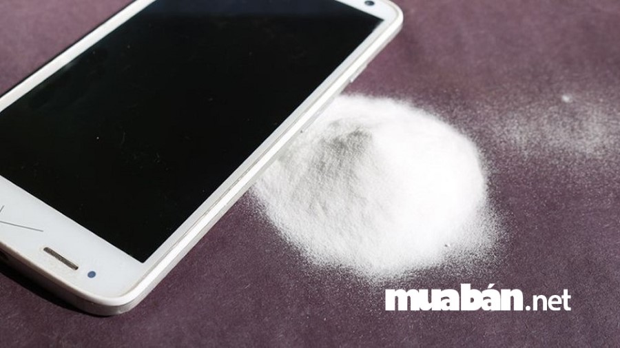 Bạn có thể dùng tinh bột ngô để loại bỏ vết xước trên màn hình điện thoại.