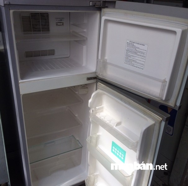Kiểm tra những chi tiết bên trong tủ lạnh như: Các vết rạn nứt, núm vặn nhiệt độ,...xem còn hoạt động tốt hay không.