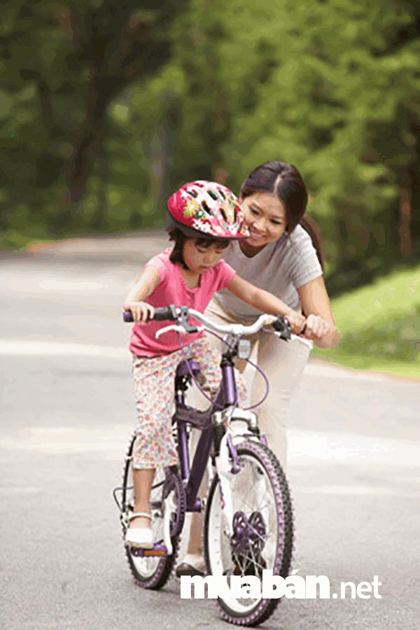 Đi xe đạp ngoài trời giúp trẻ nâng cao sức khỏe, tăng cường sự trao đổi chất trong cơ thể