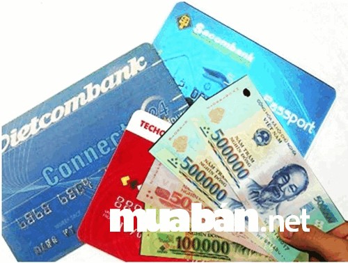 Mang theo tiền mặt và cả thẻ ATM/thẻ tín dụng có sẵn tiền dự phòng