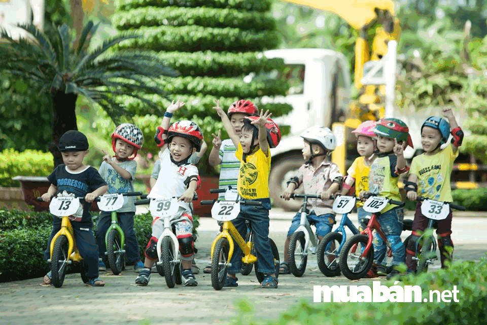 Tổ chức các cuộc đua xe đạp, giúp trẻ giao lưu với các bạn cùng trang lứa