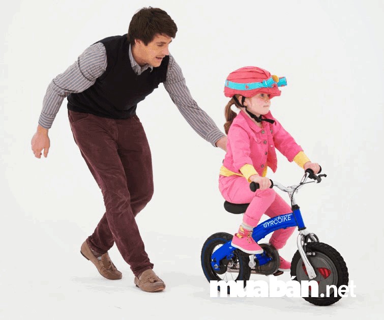 Học cách điều khiển xe đạp, giúp bé rèn luyện được nhiều kỹ năng và tính kiên nhẫn