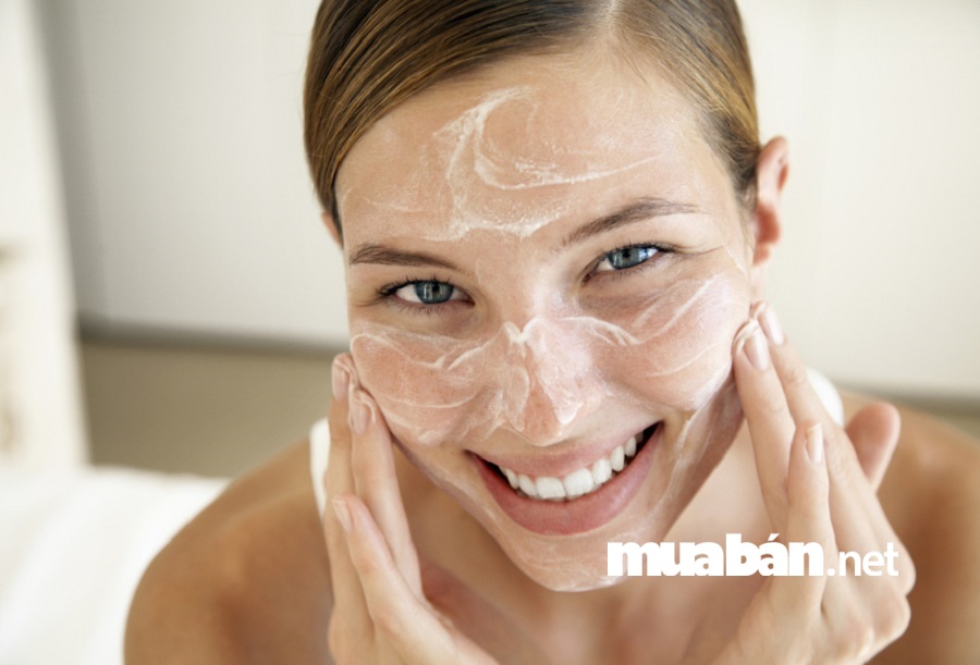 Rửa mặt đúng cách là việc làm rất quan trọng vì nó giúp loại bỏ các loại tạp chất, mỹ phẩm trang điểm và da dầu trên mặt. 