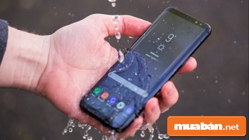 Nên lựa chọn điện thoại Samsung chụp hình đẹp và có khả năng chống nước để đảm bảo an toàn.