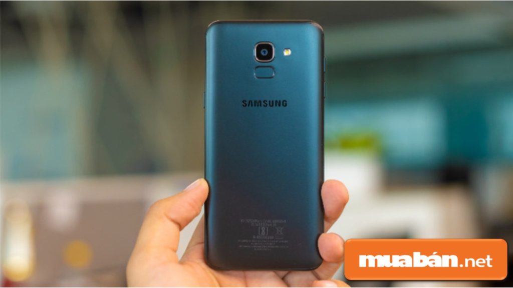 Samsung Galaxy J6 được thiết kế nguyên khối sang trọng.