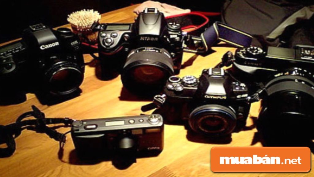 Tìm hiểu kỹ các thông tin về người bán hoặc cửa hàng bán máy ảnh cũ.
