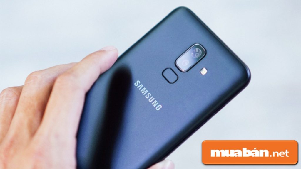 Samsung Galaxy J8 có cảm biến vân tay và nhận diện khuôn mặt.