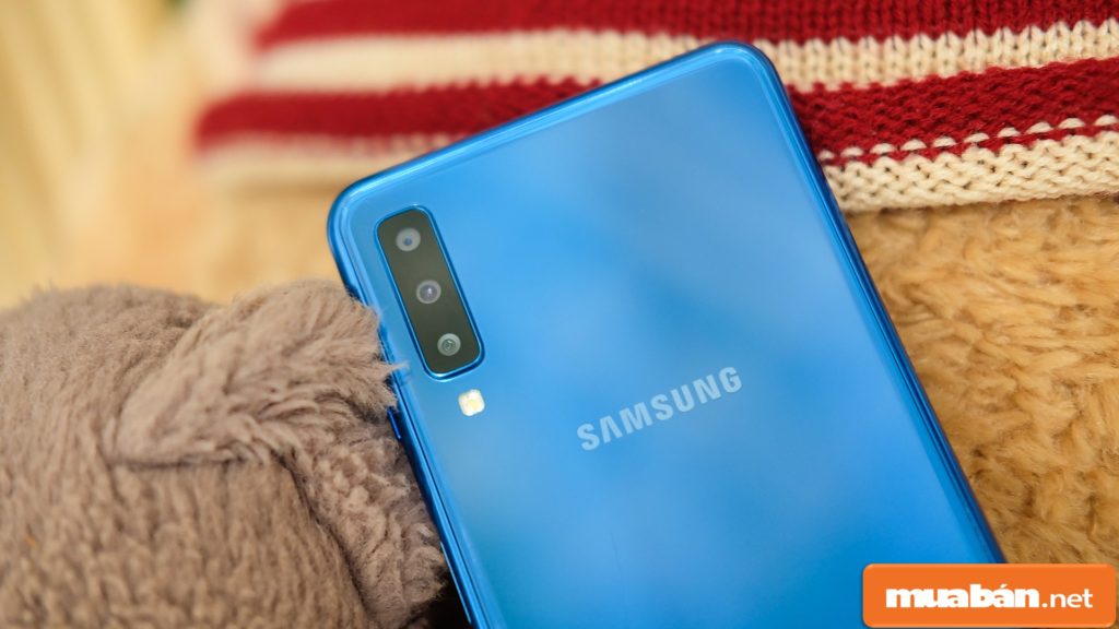 Samsung Galaxy A7 2018 tích hợp 3 camera ở phía sau nâng cao khả năng chụp hình lên tối đa
