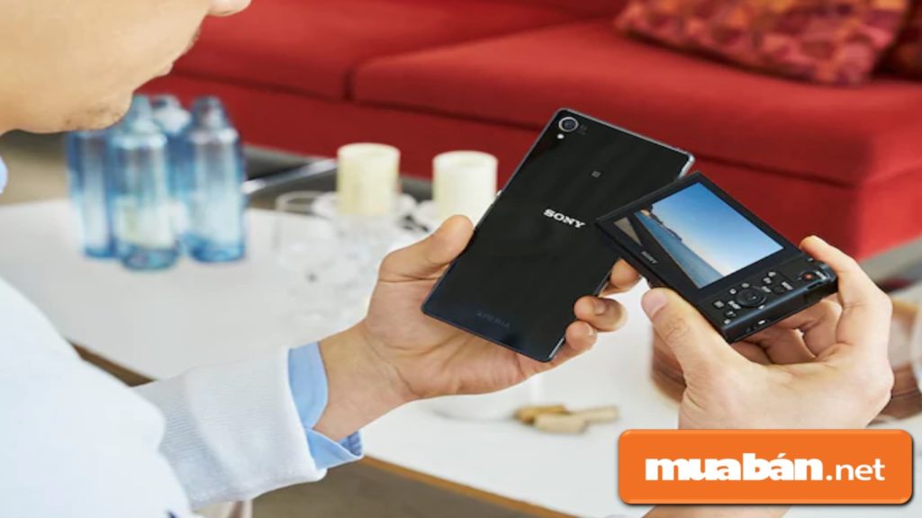 Sony HX90V kết nối wifi với điện thoại thông minh giúp bạn chia sẻ hình ảnh nhanh chóng và tiện lợi. 
