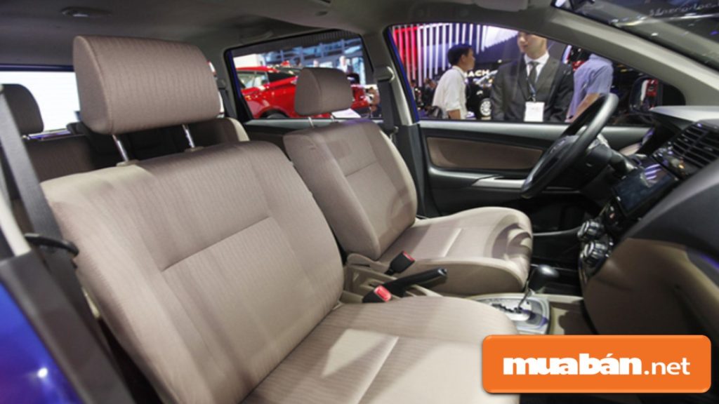 Toyota Avanza 2018 có nội thất bên trong khá sang trọng với các tông màu đen, nâu hoặc đen xám.