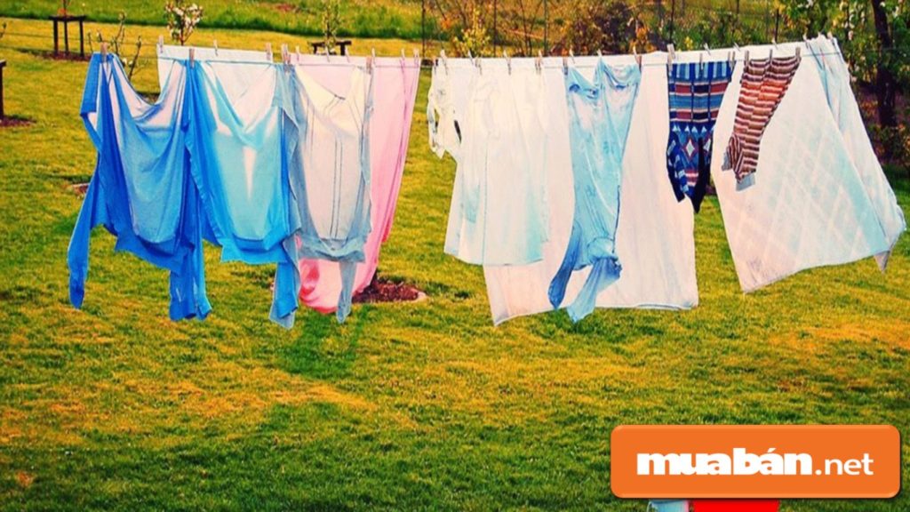 Máy giặt sấy tiết kiệm thời gian phơi giúp tránh tình trạng phai màu quần áo do phơi dưới nắng trực tiếp lâu.