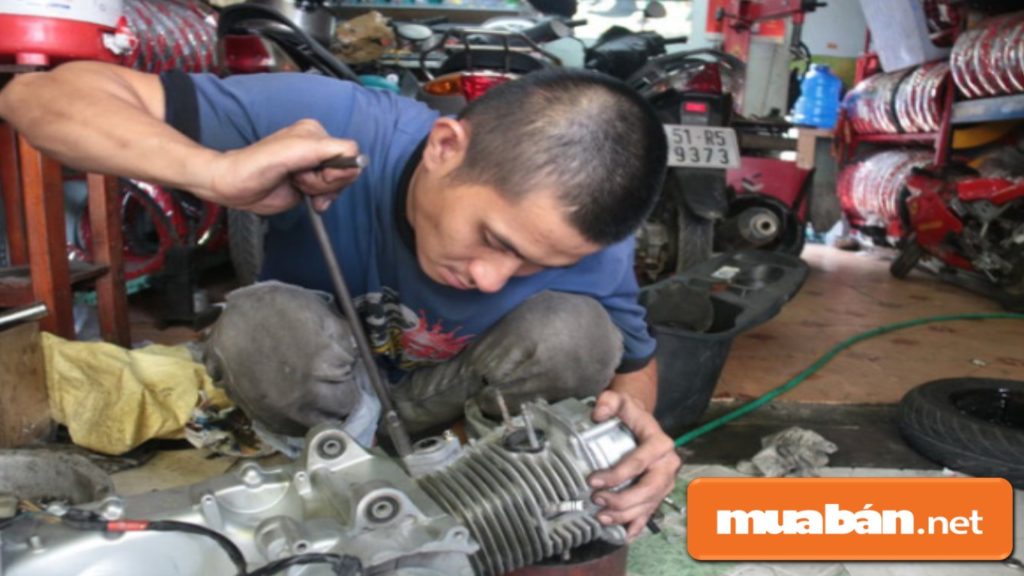 Thợ sửa chữa trong kinh doanh phụ tùng xe máy cũng là yếu tố mà bạn phải quan tâm.