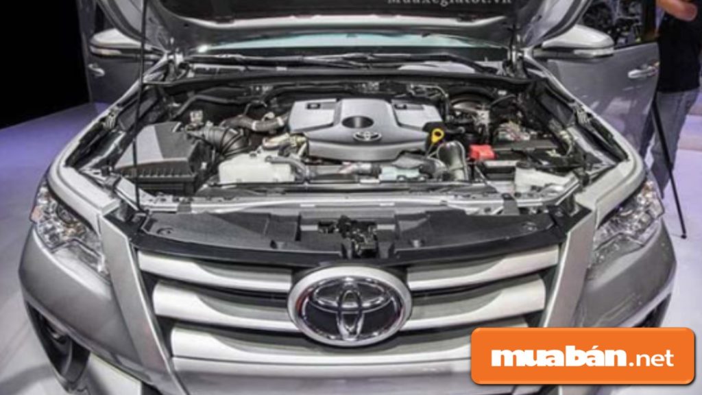 Toyota Fortuner có động cơ xăng 2TR-FE 2,7 lít, động cơ dầu 2GD-FTV 2,4 lít.