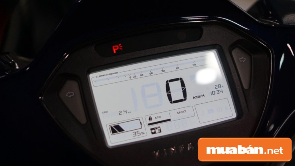 Đồng hồ lái LCD kích thước 4,5inch xe hiển thị khá đầy đủ các thông tin chi tiết.