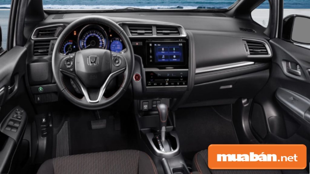 Không gian nội thất trong xe khá rộng rãi, với các tính năng hỗ trợ bạn giải trí như nghe nhạc, GPS...