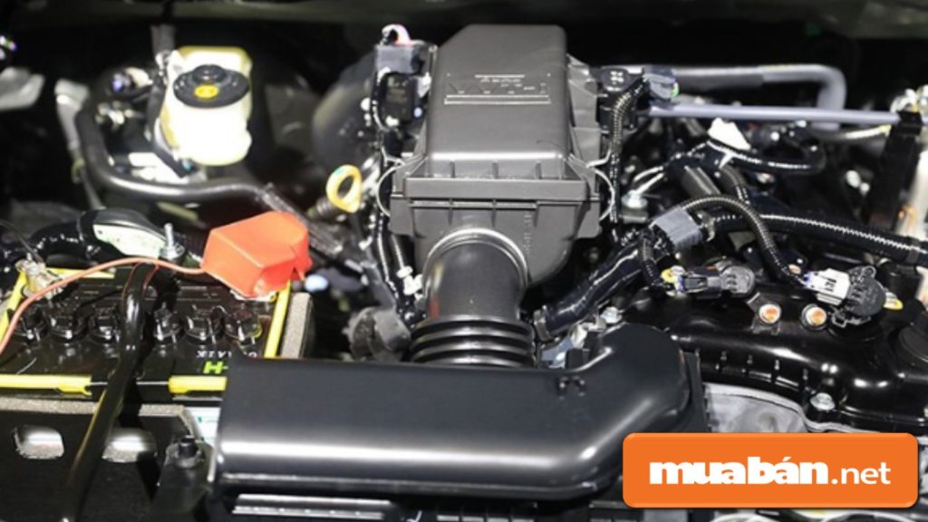 Toyota Rush có động cơ 1,5 2NR-VE, VVT-I công suất 103 mã lực. Hộp số tự động 4 cấp, tay lái trợ lực điện.