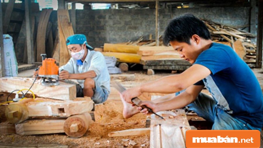 Thợ mộc truyền thống tức là những thợ học việc qua việc truyền lại kinh nghiệm từ thợ lâu năm.