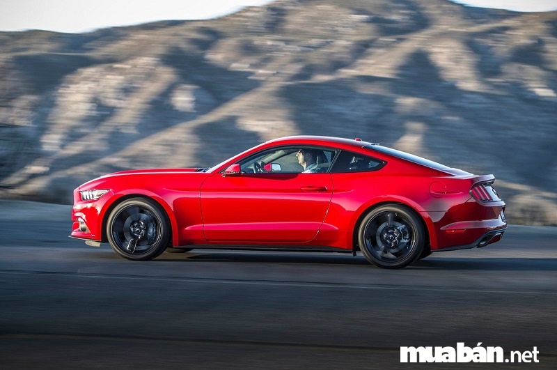 Ford Mustang EcoBoost có khả năng tăng tốc từ 0-96km/h trong vòng chưa đến 5 giây.