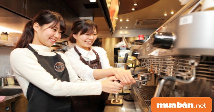 Phục vụ trong các quán café, quán nước… cũng là một công việc khá phổ biến và được nhiều sinh viên lựa chọn.