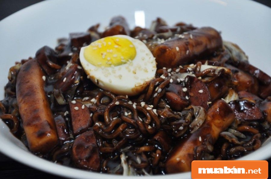 Mì đen truyền thống Jachang được giới trẻ Hàn Quốc xem là món ăn truyền thống trong ngày 14/4.