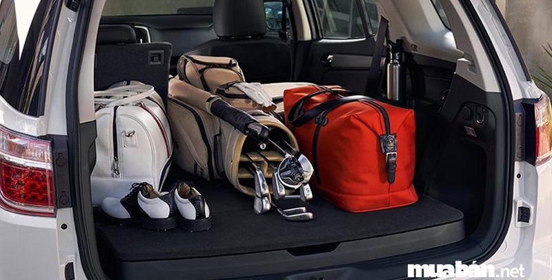 Thì khoang hành lý của Chevrolet Trailblazer 2019 vẫn có thể chứa vừa túi golf hoặc 3 vali cỡ trung.