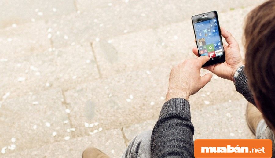 Với màn hình kích thước 5.2 inch, Lumia 950 giúp người dùng dễ dàng thao tác trên máy.