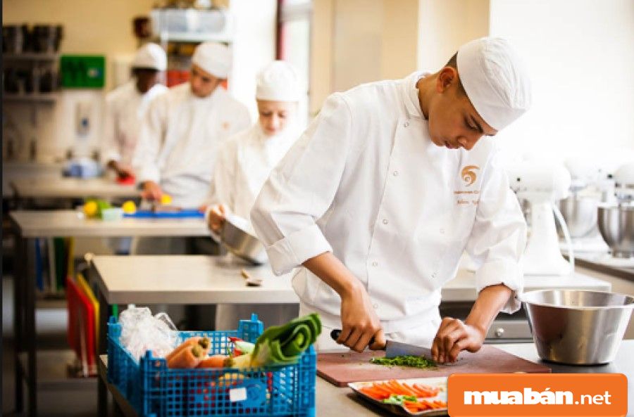 Nghề phụ bếp giúp bạn tích lũy được khá nhiều kinh nghiệm khi bạn trở thành đầu bếp trong tương lai.
