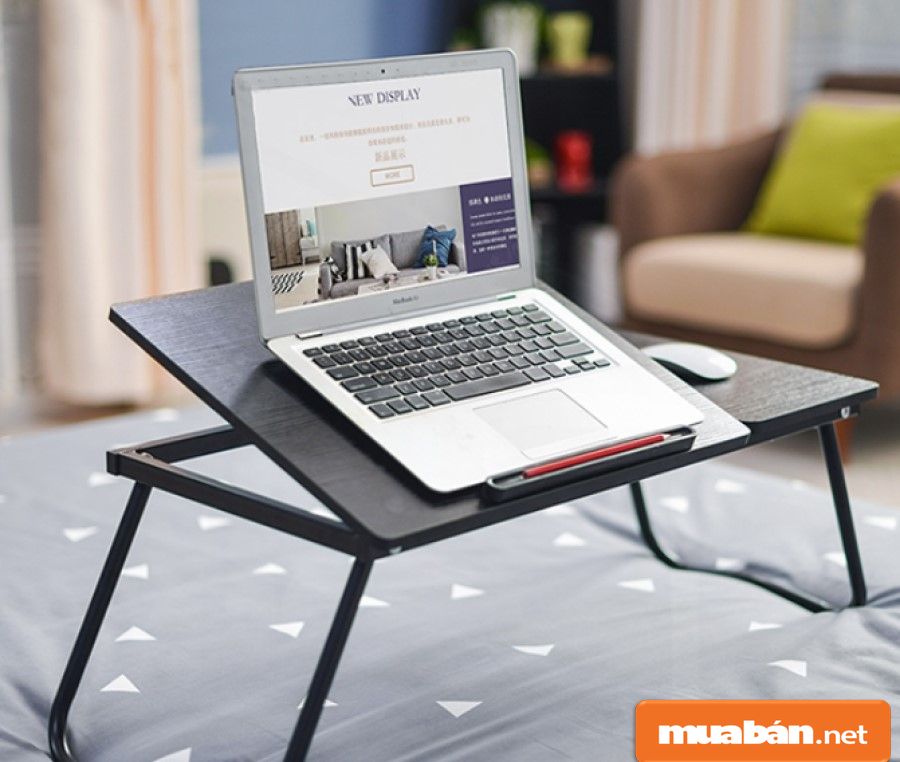 Bàn laptop được làm từ nhiều vật liệu khác nhau, nhưng thường được kết hợp giữa gỗ với kim loại.
