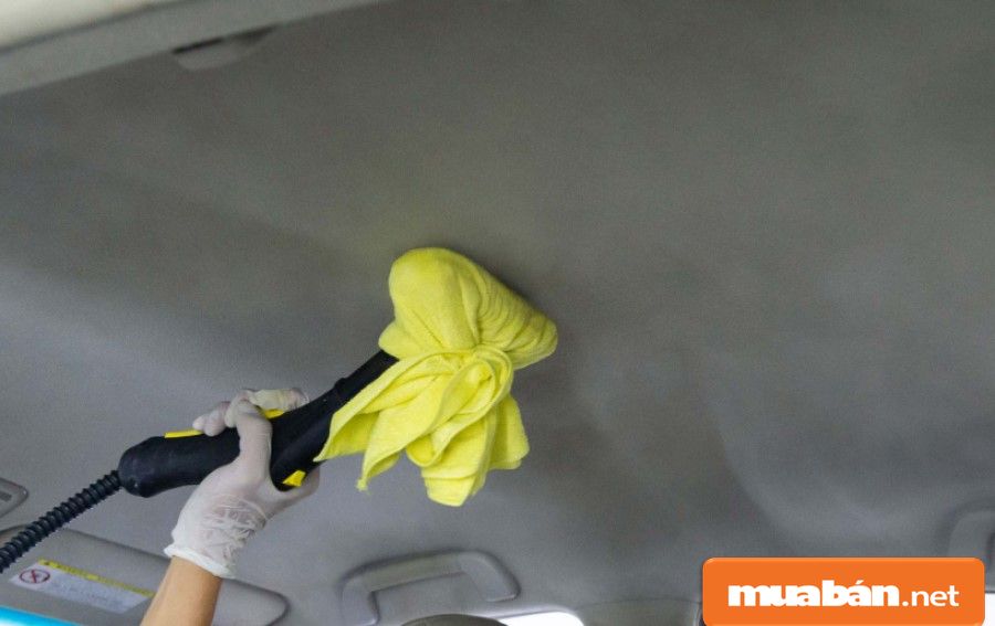 Tùy thuộc vào từng chất liệu của trần xe để bạn chọn lựa phương pháp làm sạch, vệ sinh phù hợp nhất.