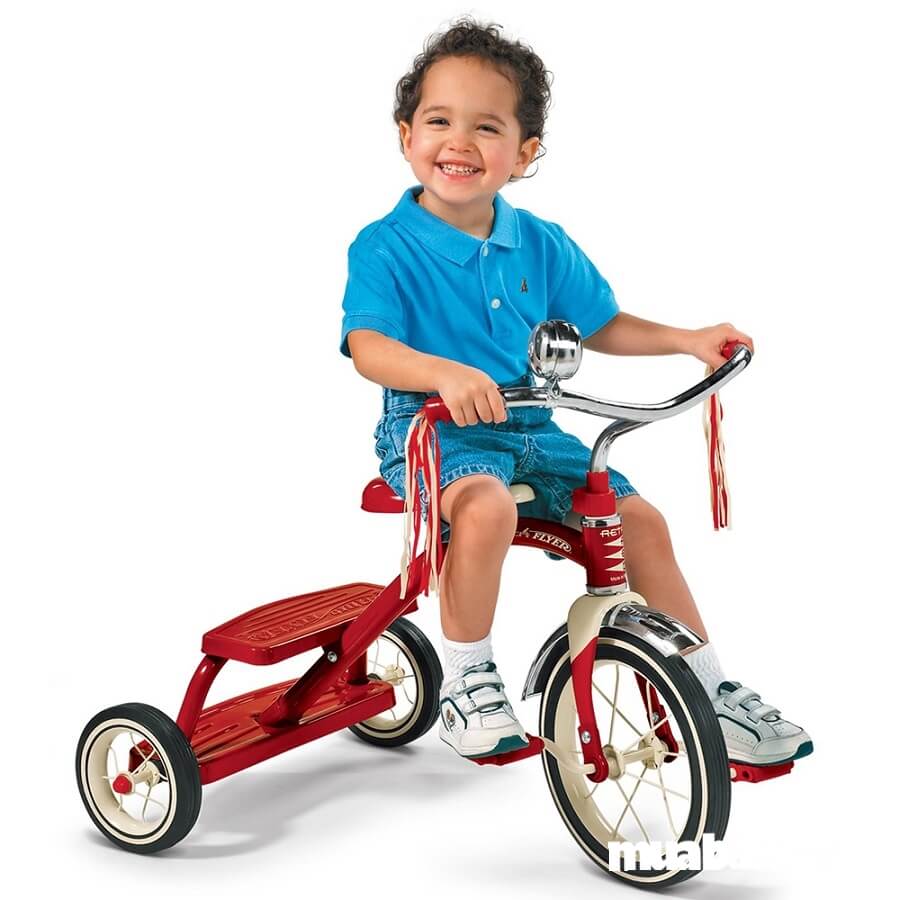 Xe đạp 3 bánh cho bé giúp bé có sự chủ động trong việc làm chủ tay lái và tốc độ di chuyển.