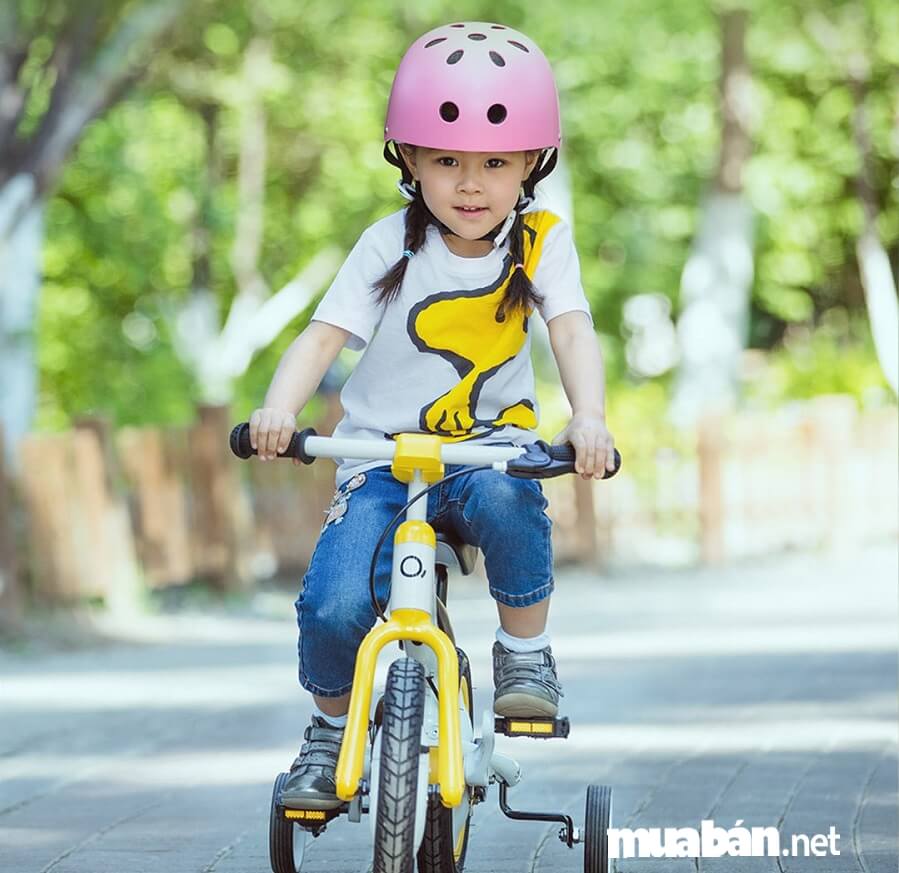 Đạp xe đạp là một trong những hoạt động cần thiết giúp bé được cao lớn và khỏe mạnh hơn.