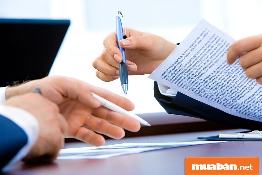 Bạn nên đọc kỹ các thông tin trong hợp đồng, đối chiếu thông tin trước khi ký.