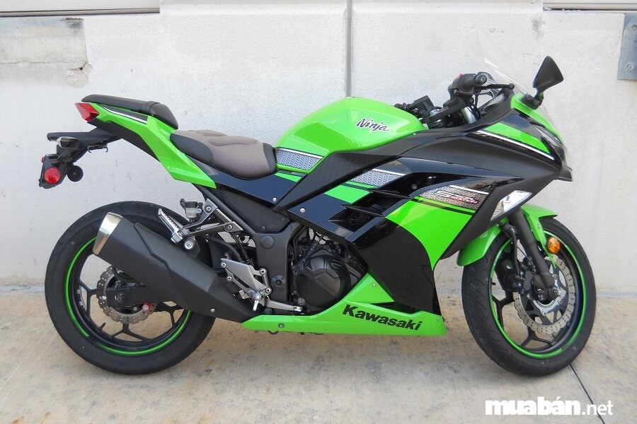 Giá bán lẻ đề xuất của Kawasaki Ninja 300 là 196.000.000 đồng (đã có thuế GTGT).