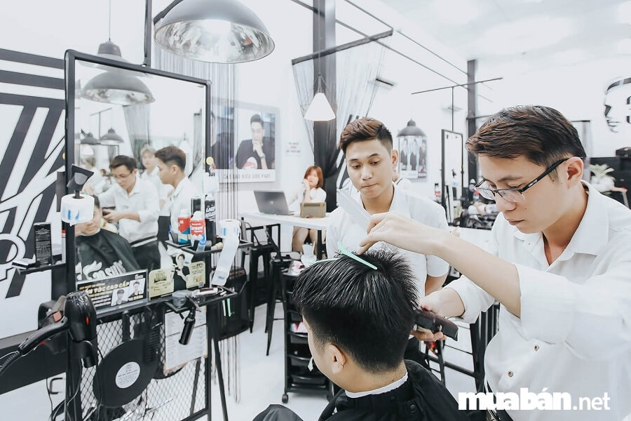 Một trong những yếu tố giúp các chủ salon tuyển được thợ làm tóc giỏi, nhiều kinh nghiệm đó chính là nêu bật chế độ đãi ngộ hấp dẫn khi làm việc tại đơn vị mình.
