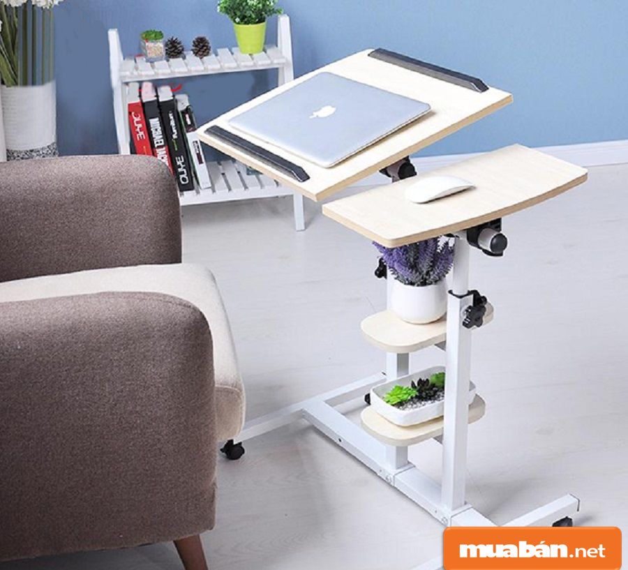 Những chiếc bàn cao có bánh xe di chuyển và có thể điều chỉnh chiều cao khá tiện.