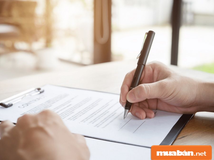 Kiểm tra kỹ các thông tin trước khi ký hợp đồng mua bán để tránh rủi ro.