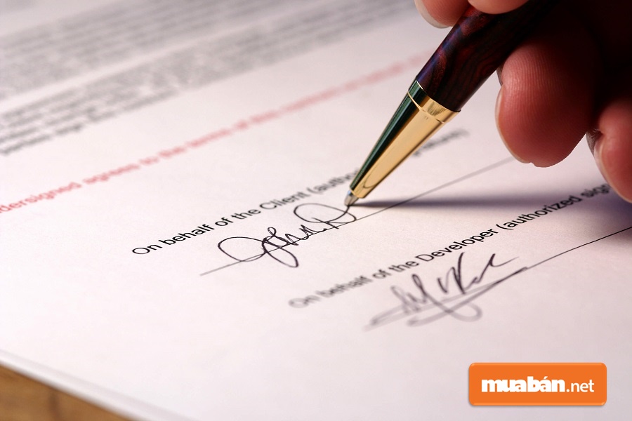 Chữ ký của các bên và dấu công chứng của cơ quan có thẩm quyền là yếu tố đảm bảo tính pháp lý cho bản hợp đồng.