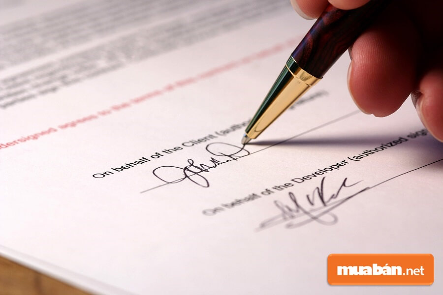 Hợp đồng mua bán nhà đất cần được công chứng rõ ràng và có chữ kí xác nhận của các bên tham gia giao dịch.