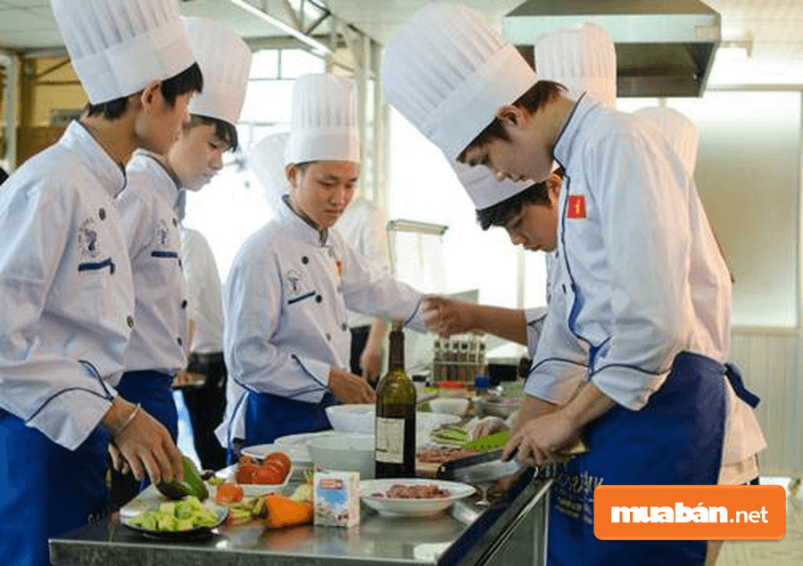 Phụ việc trong bếp sẽ hỗ trợ rất nhiều cho bếp chính trong quá trình nấu ăn. 