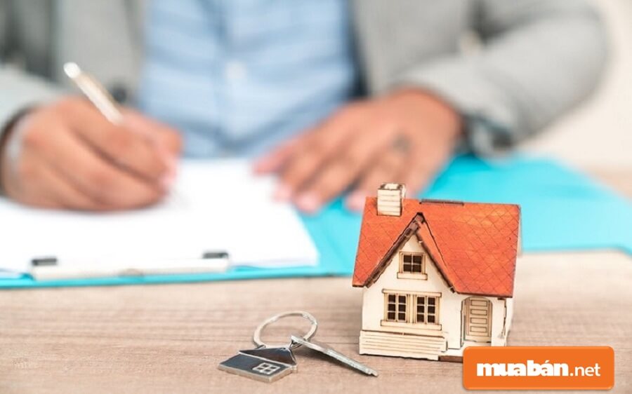 Về bản chất ký gửi bất động sản có thể theo hình thức chuyển nhượng bất động sản thông qua sàn giao dịch quy định theo Luật Kinh doanh bất động sản tại Điều 70.