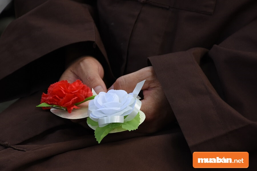 Vào mỗi dịp Lễ Vu Lan, nếu đến chùa, bạn còn có thể tham gia nghi lễ tặng hoa hồng. 