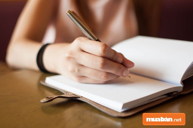 Cách viết bản kiểm điểm học sinh có thể viết bằng tay.