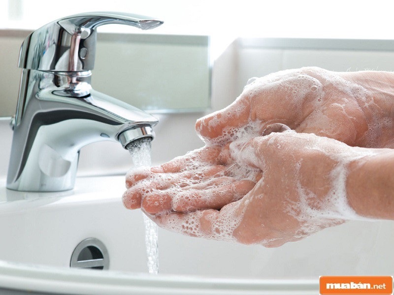 Rửa tay sạch trước khi massage mặt là điều bạn cần đặc biệt chú trọng